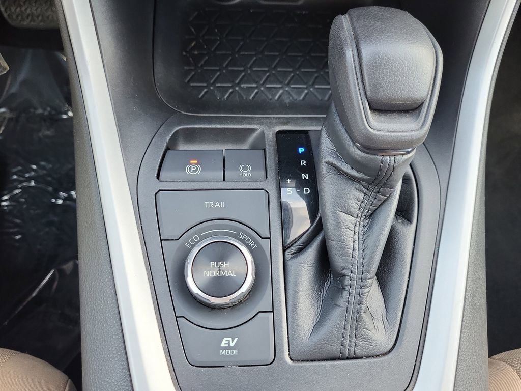 Used 2021 Toyota RAV4 LE image 21