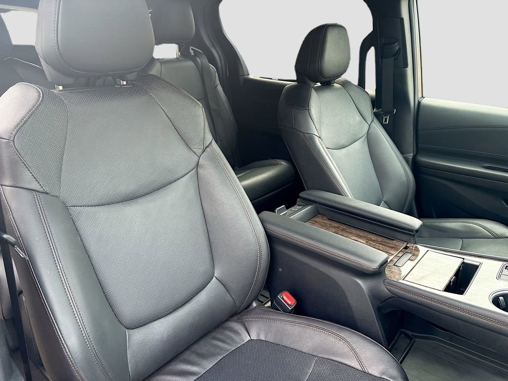 Used 2025 Toyota Sienna Limited image 31