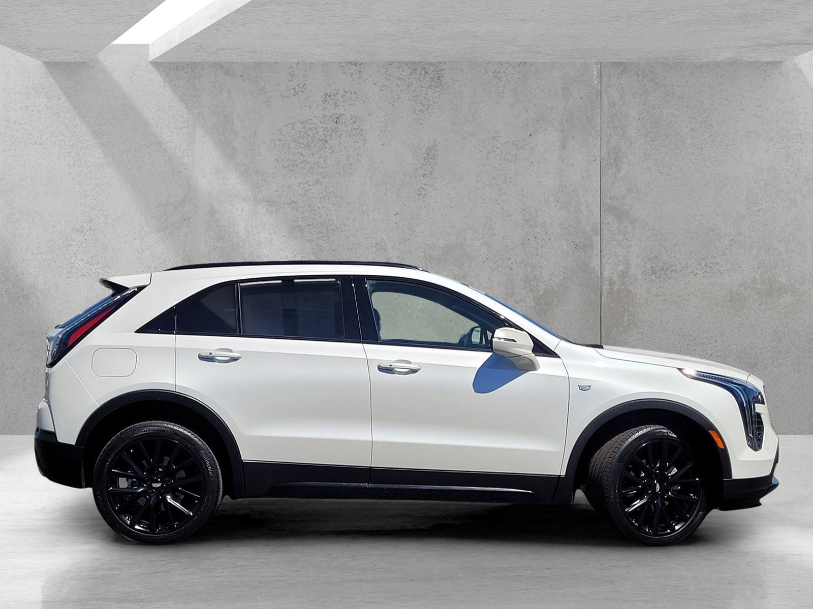 Certified 2022 Cadillac XT4 Sport w/ LPO, ONYX Package image 3