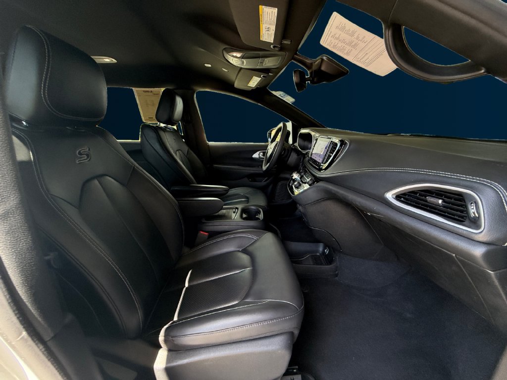 Used 2024 Chrysler Pacifica Limited FWD image 17