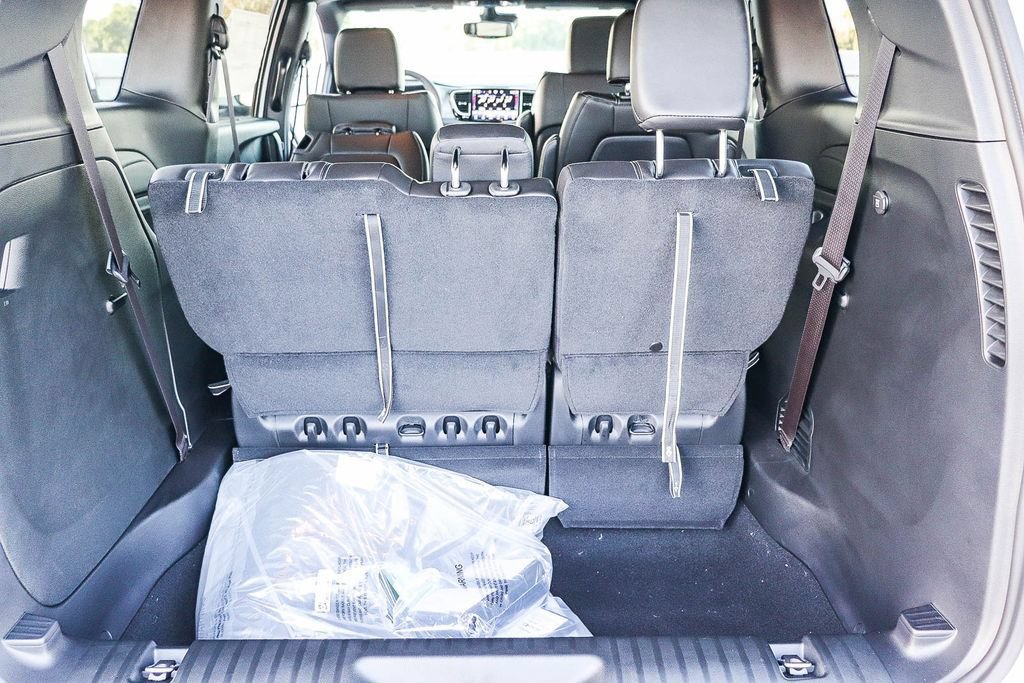New 2027 Chrysler Pacifica Select FWD image 28