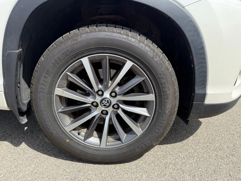 Used 2017 Toyota Highlander XLE AWD/4WD image 4