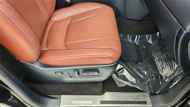 Used 2021 Lexus LX 570 4WD w/ 3rd Row & Luxury Pkg image 22