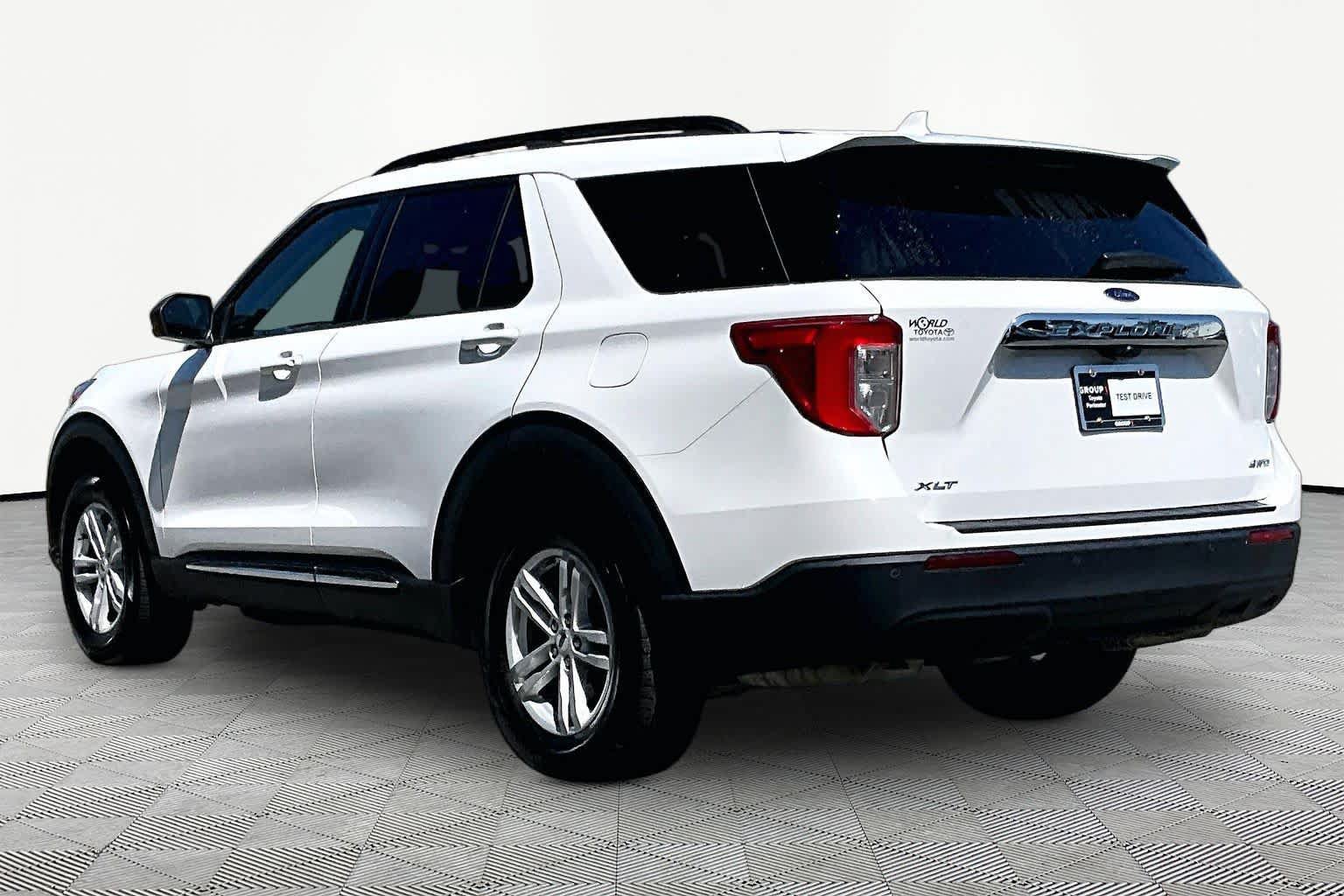 Used 2024 Ford Explorer XLT AWD/4WD image 12