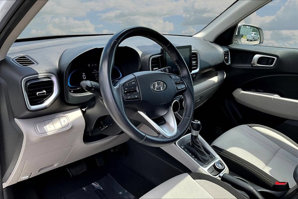 Used 2025 Hyundai Venue SEL FWD image 19