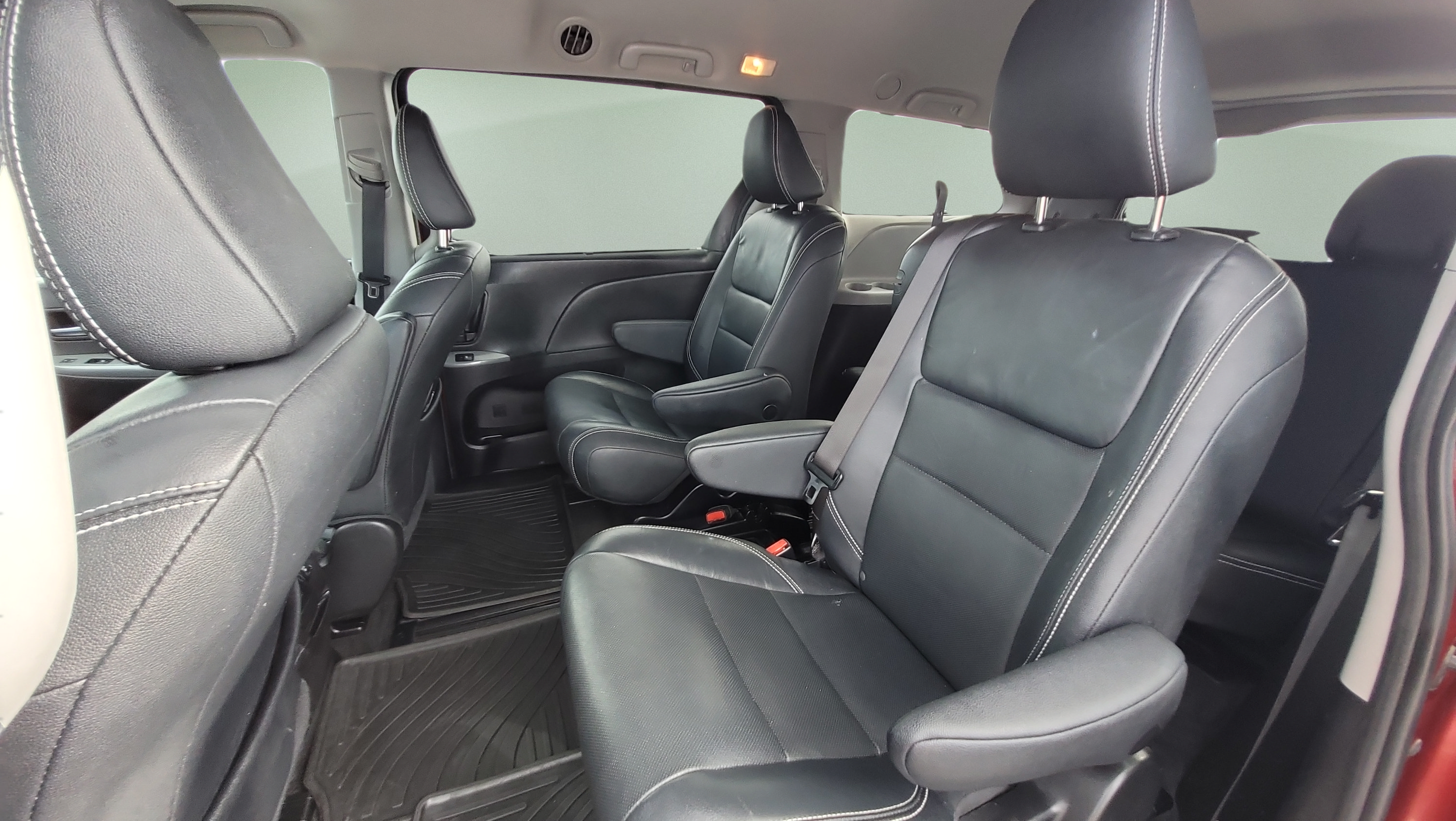Used 2018 Toyota Sienna SE w/ SE Preferred Package FWD image 17