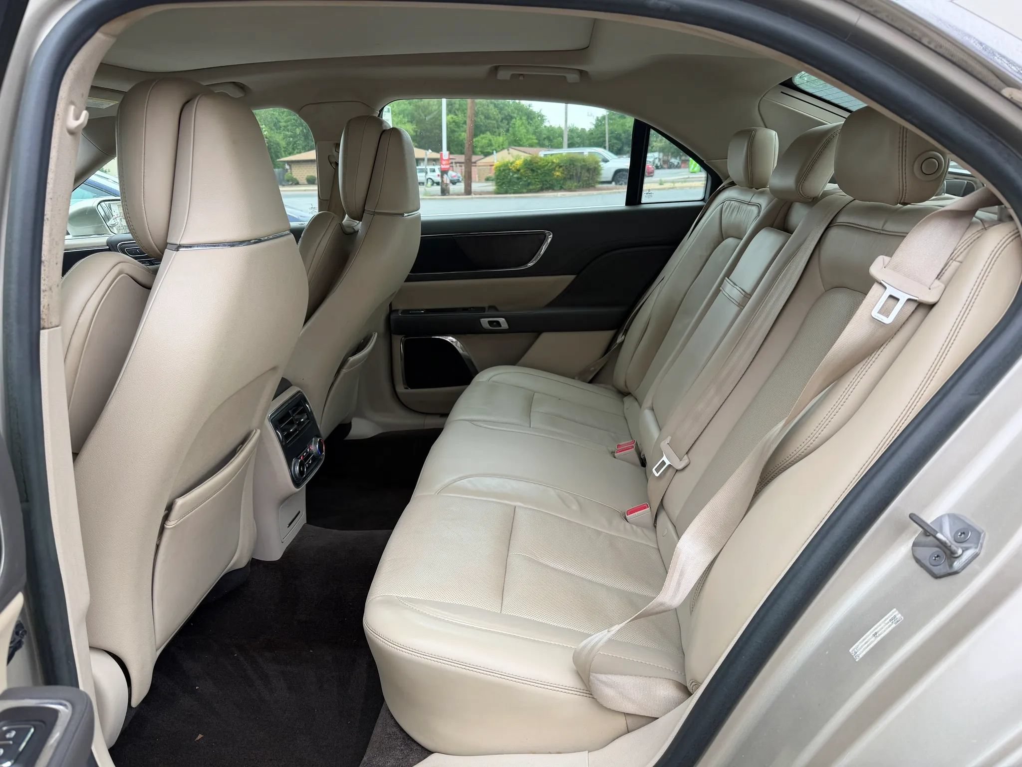 Used 2017 Lincoln Continental Reserve w/ Technology Package FWD image 26