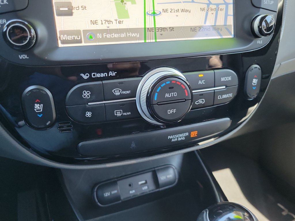 Used 2017 Kia Soul + w/ Primo Package FWD image 28