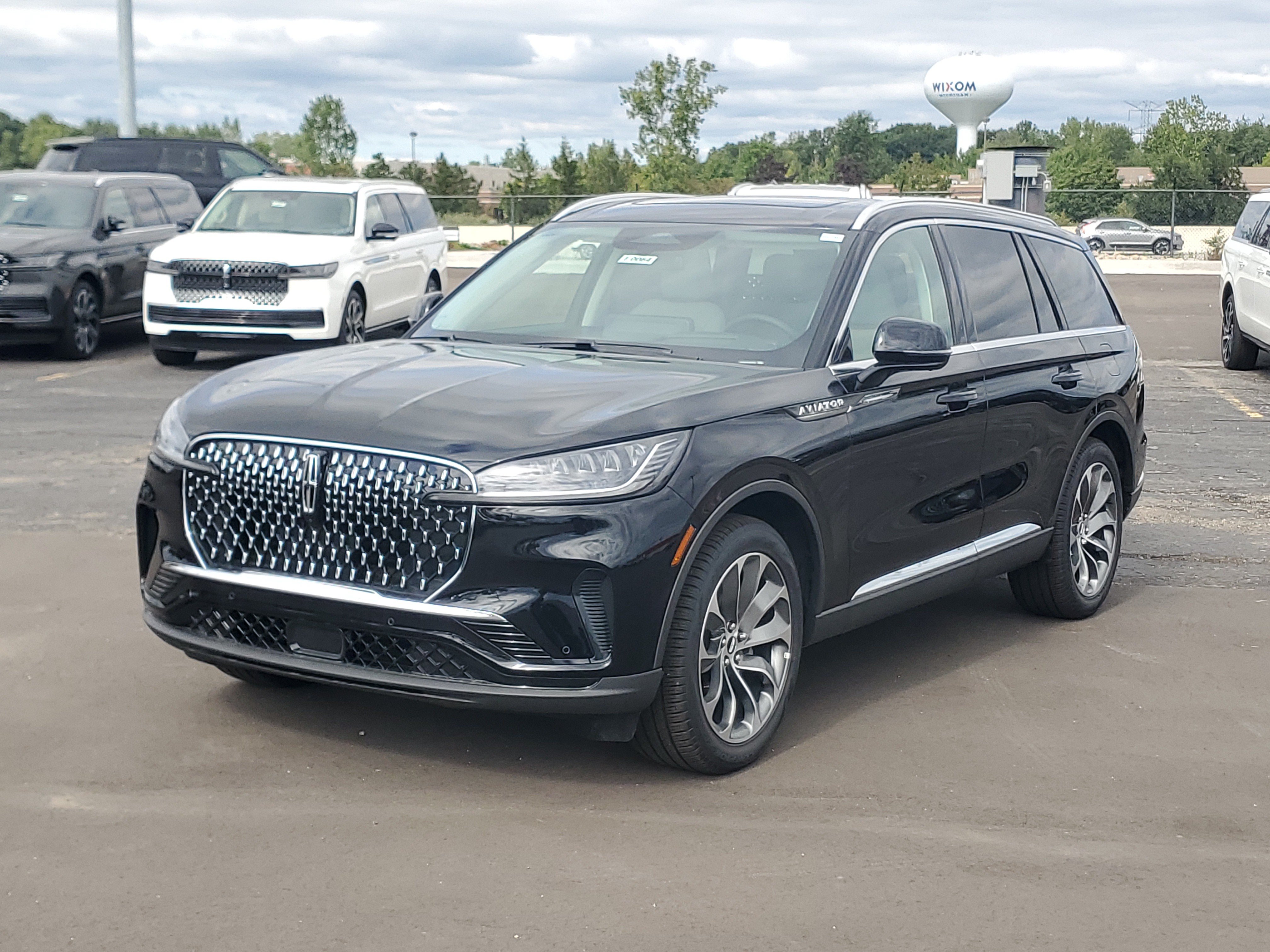New 2027 Lincoln Aviator AWD image 2