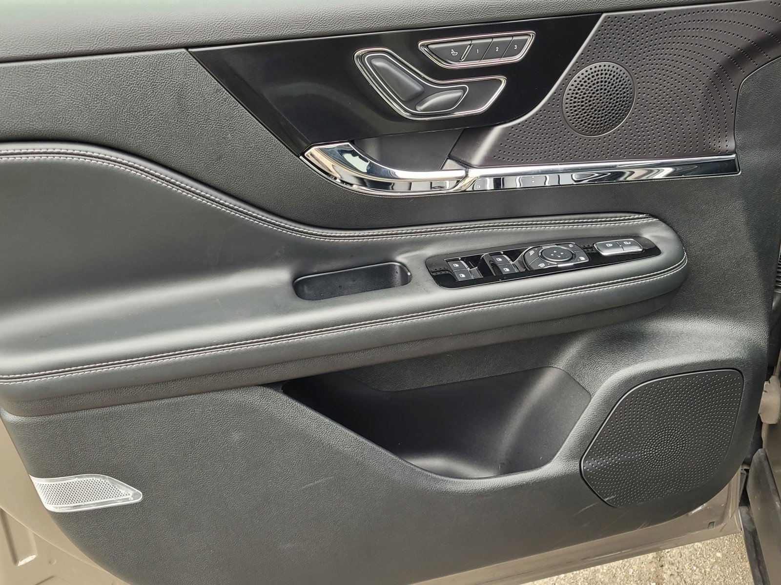 Used 2025 Lincoln Corsair FWD image 16