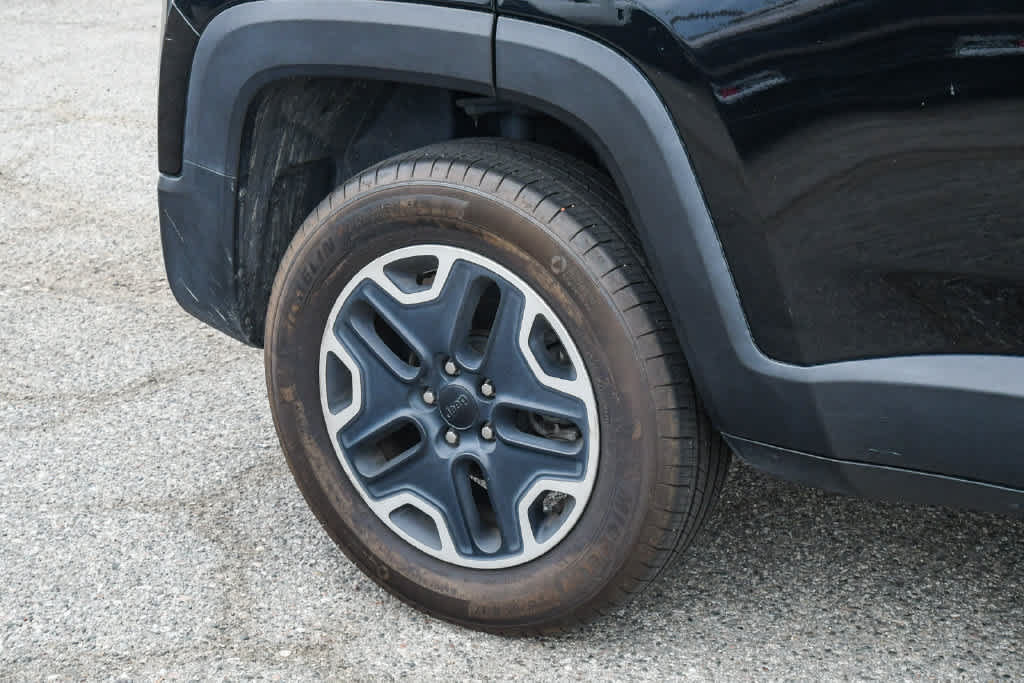 Used 2016 Jeep Renegade Trailhawk w/ Premium Trailhawk Package AWD/4WD image 9