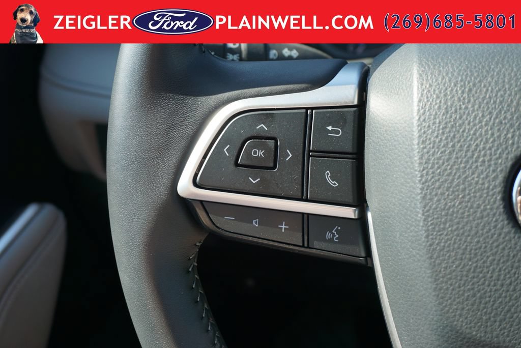 Used 2022 Toyota Highlander LE AWD/4WD image 25