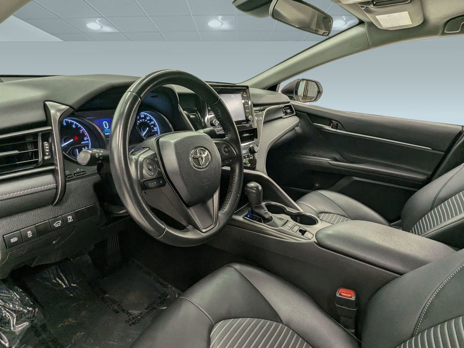 Used 2023 Toyota Camry SE image 3