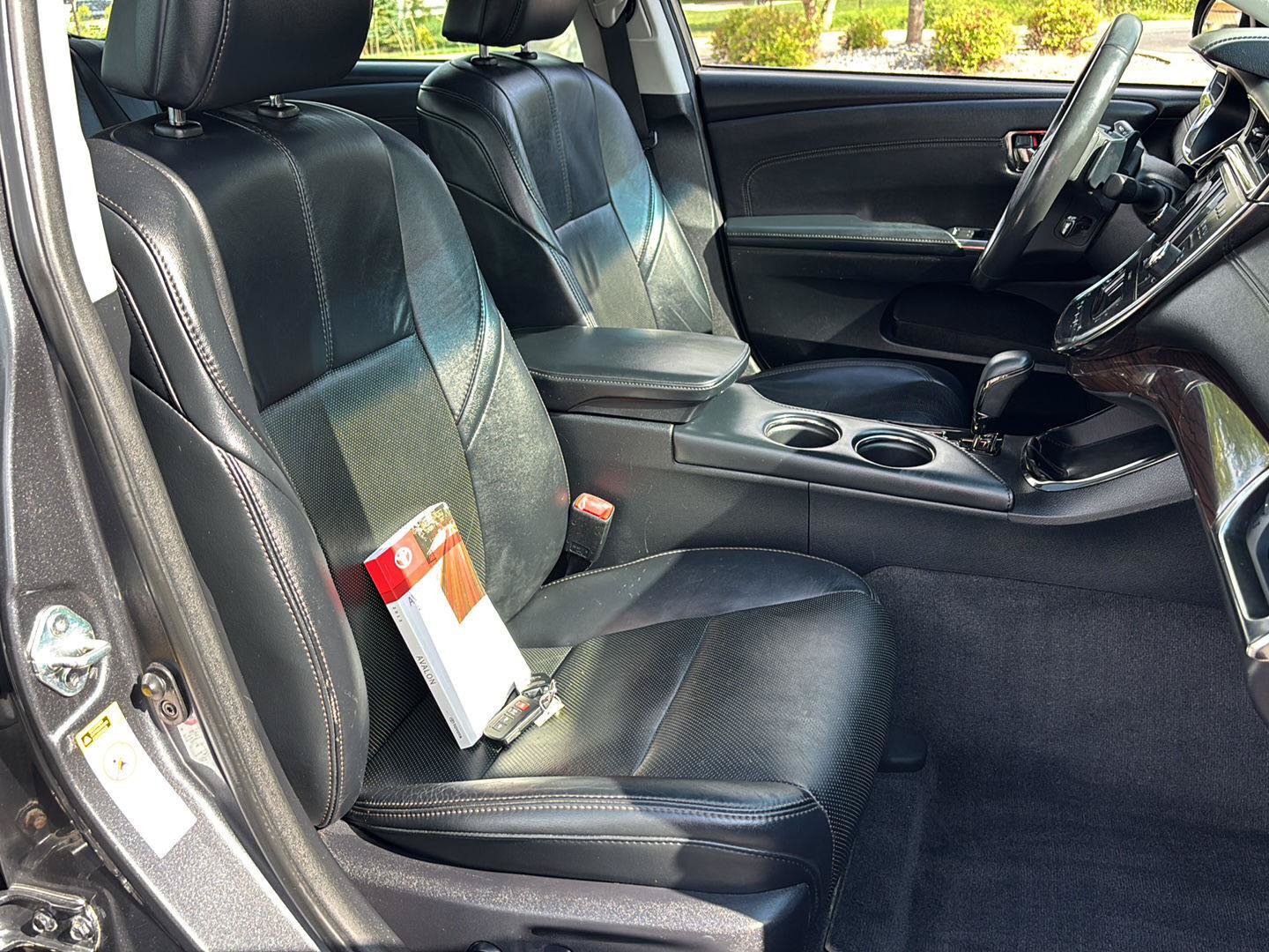 Used 2013 Toyota Avalon Limited w/ Technology Pkg FWD image 11