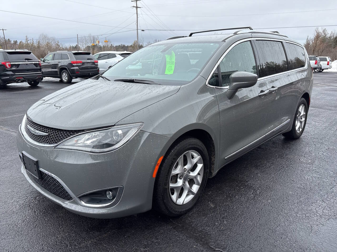 Used 2020 Chrysler Pacifica Touring-L image 2