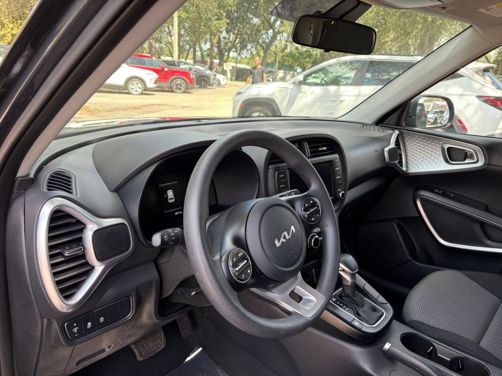 Used 2025 Kia Soul LX w/ LX Technology Package FWD image 31