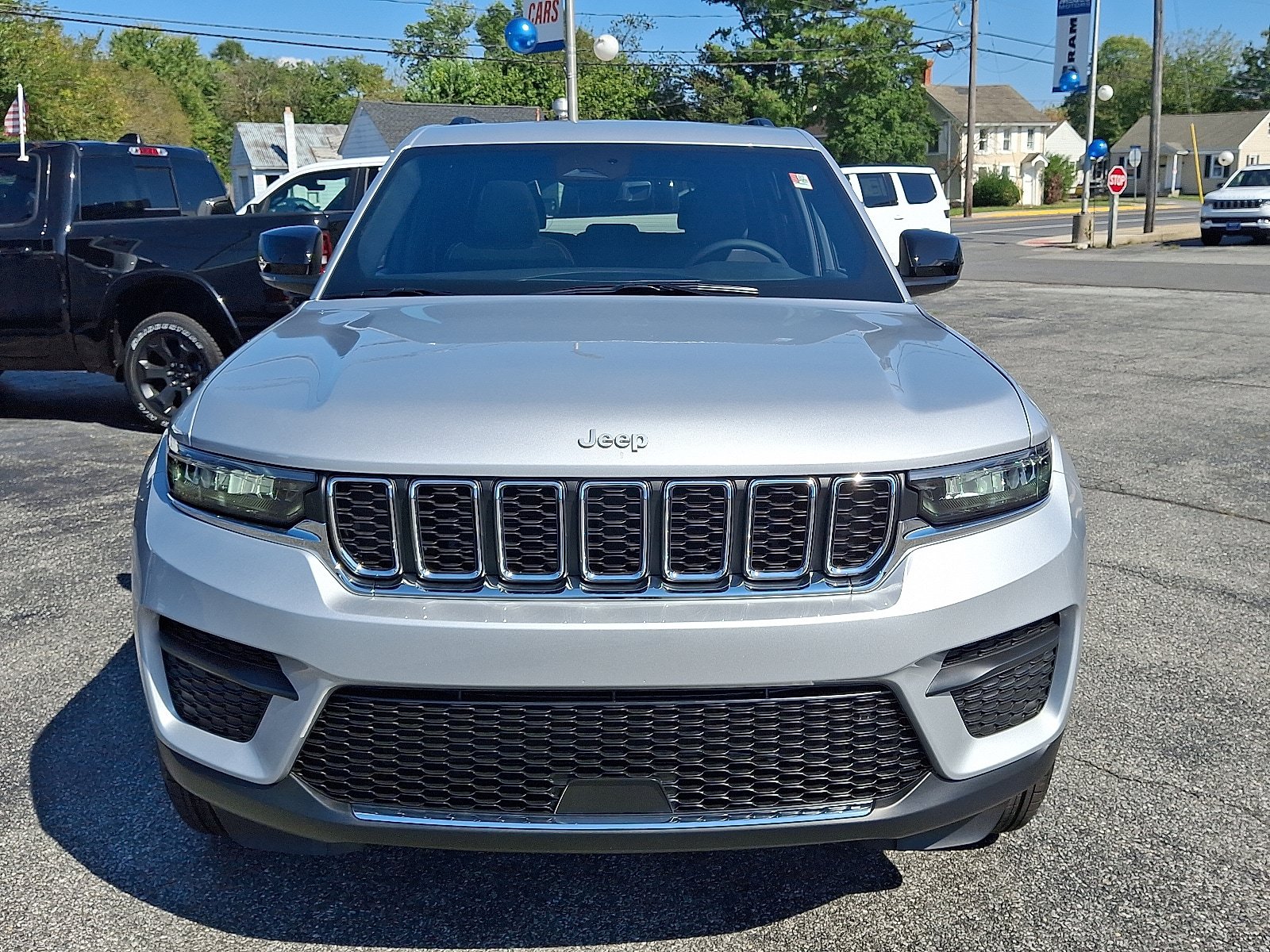 New 2025 Jeep Grand Cherokee Laredo X w/ Luxury Tech Group I AWD/4WD image 2