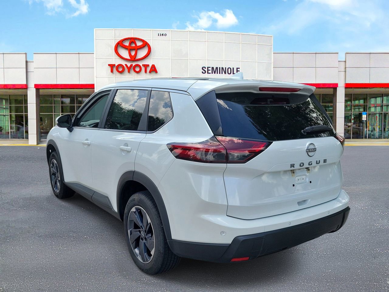 Used 2025 Nissan Rogue SV FWD image 4