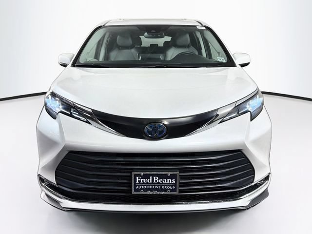 Used 2022 Toyota Sienna XLE w/ XLE Plus Package FWD image 2