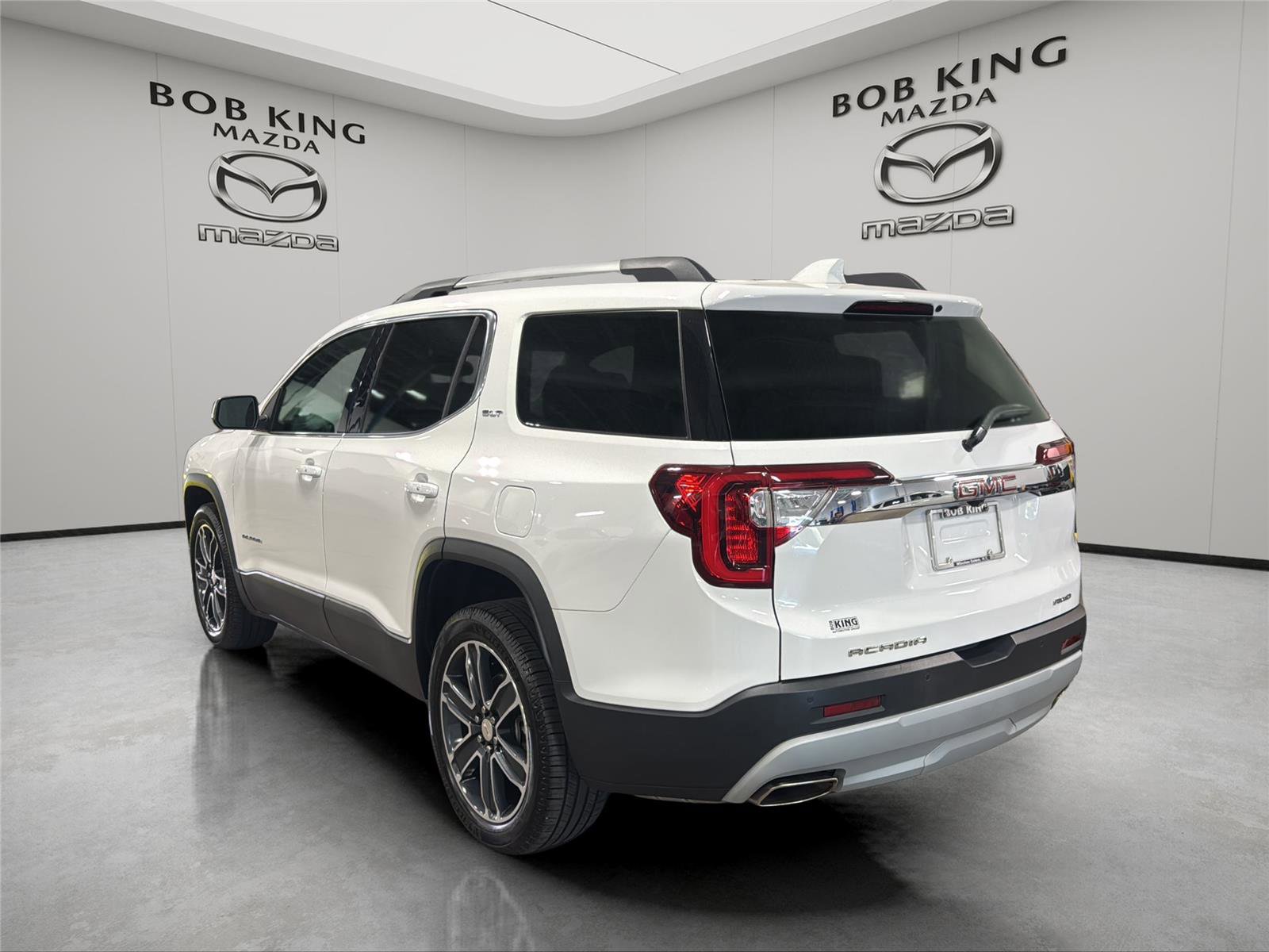 Used 2020 GMC Acadia SLT w/ Driver Alert Package II image 3