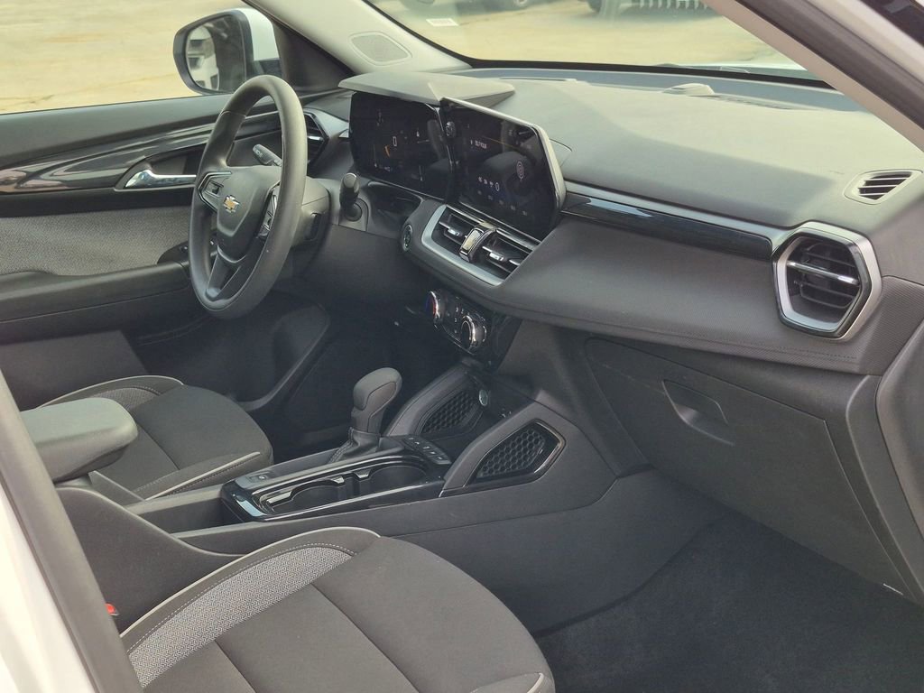Used 2025 Chevrolet TrailBlazer LT AWD/4WD image 28