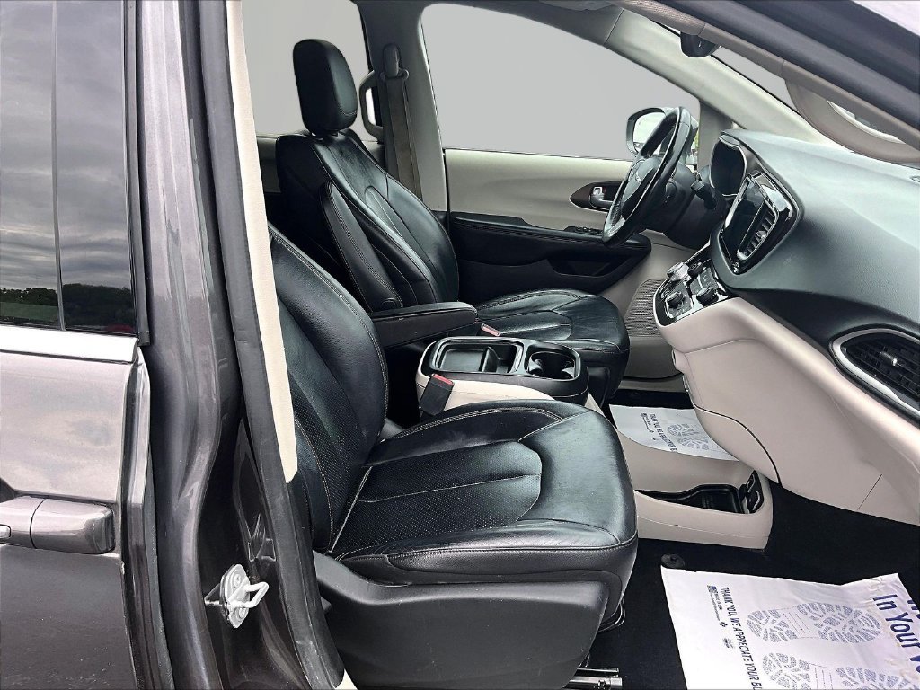 Used 2019 Chrysler Pacifica Touring-L w/ Advanced Safetytec Group FWD image 7