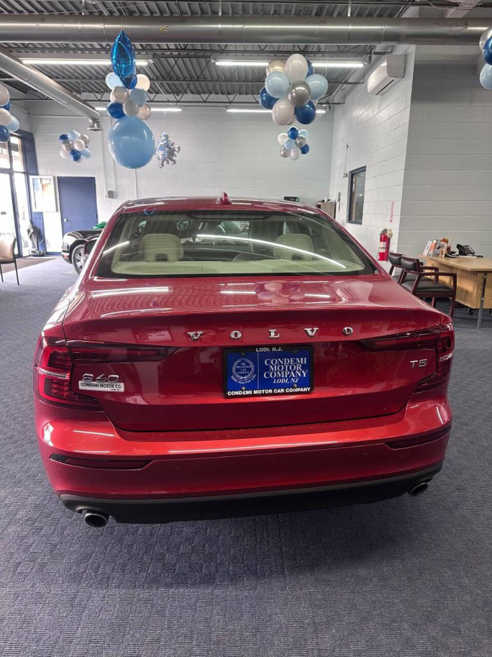 Used 2020 Volvo S60 T5 Momentum image 3