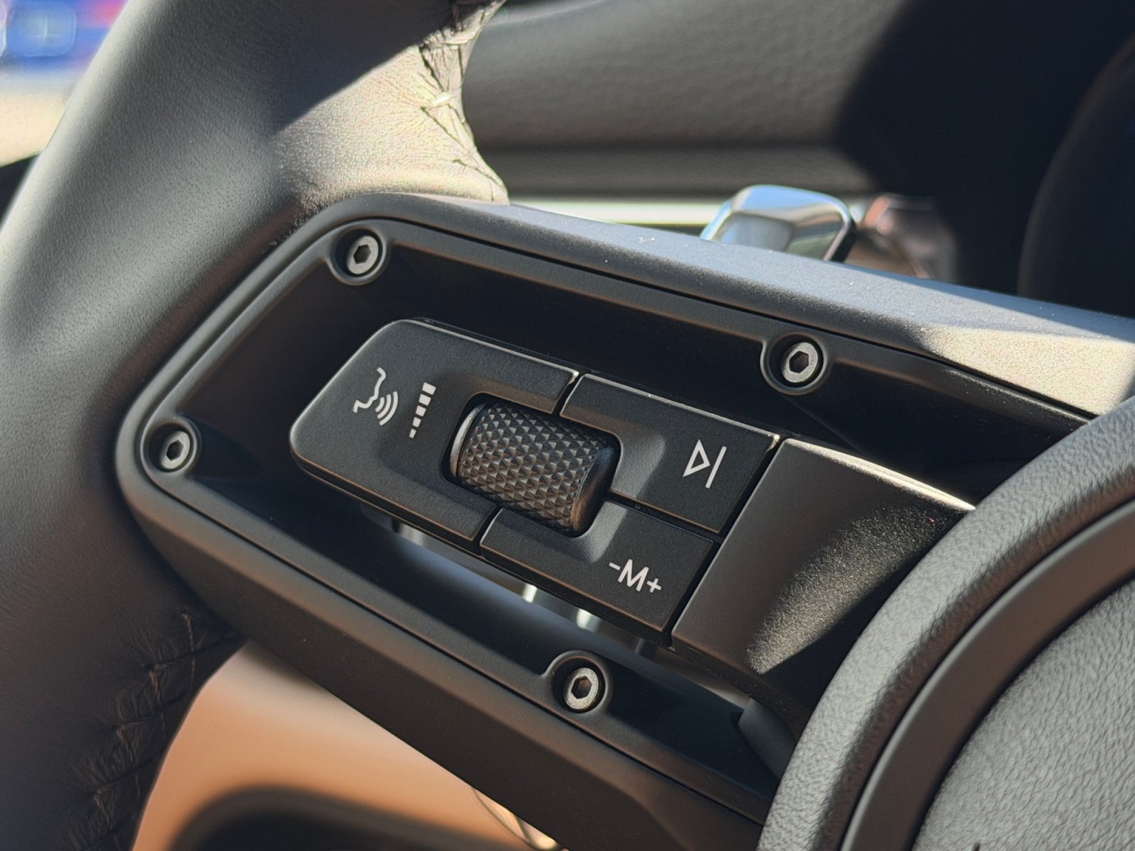 Used 2025 Porsche Macan AWD/4WD image 28