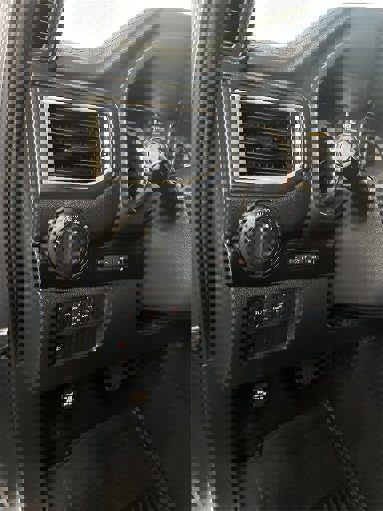 Used 2019 Nissan Titan SV w/ SV Convenience Package image 14