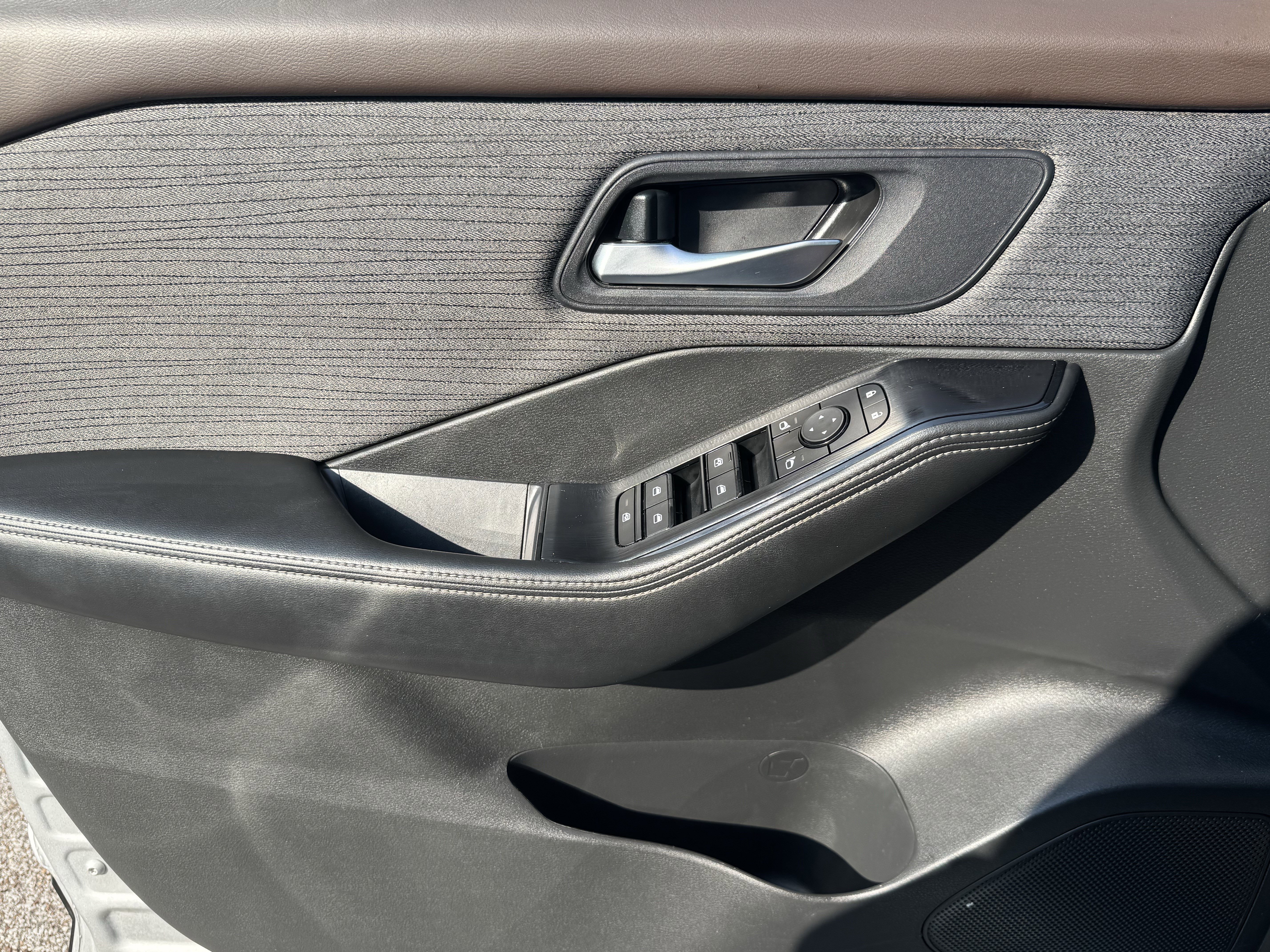 Used 2023 Nissan Rogue SV image 14