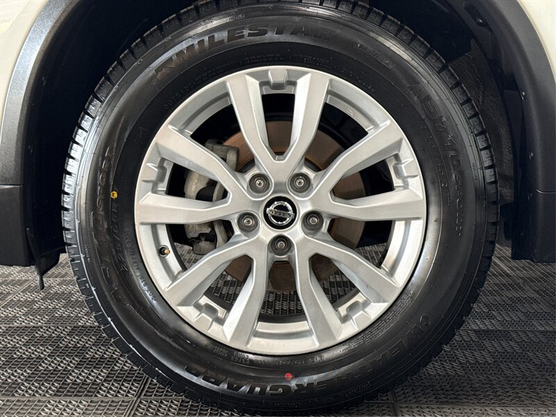 Used 2018 Nissan Rogue SV AWD/4WD image 18