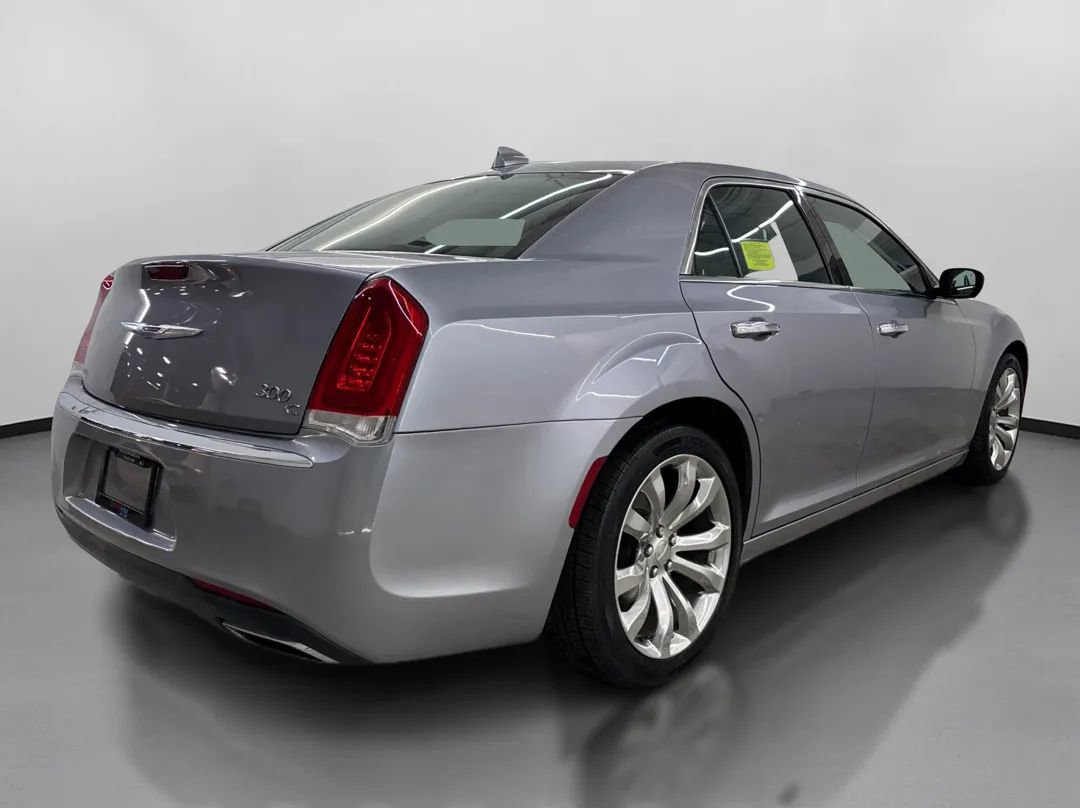 Used 2017 Chrysler 300 C image 10