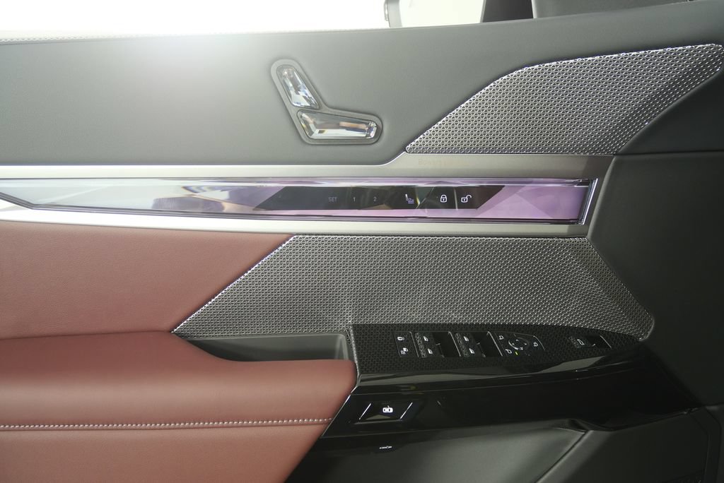 Used 2026 BMW i7 eDrive50 w/ Premium Package RWD image 8