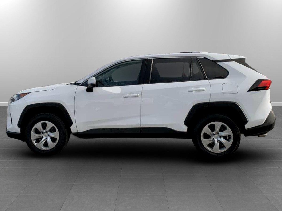 Used 2022 Toyota RAV4 LE AWD/4WD image 4