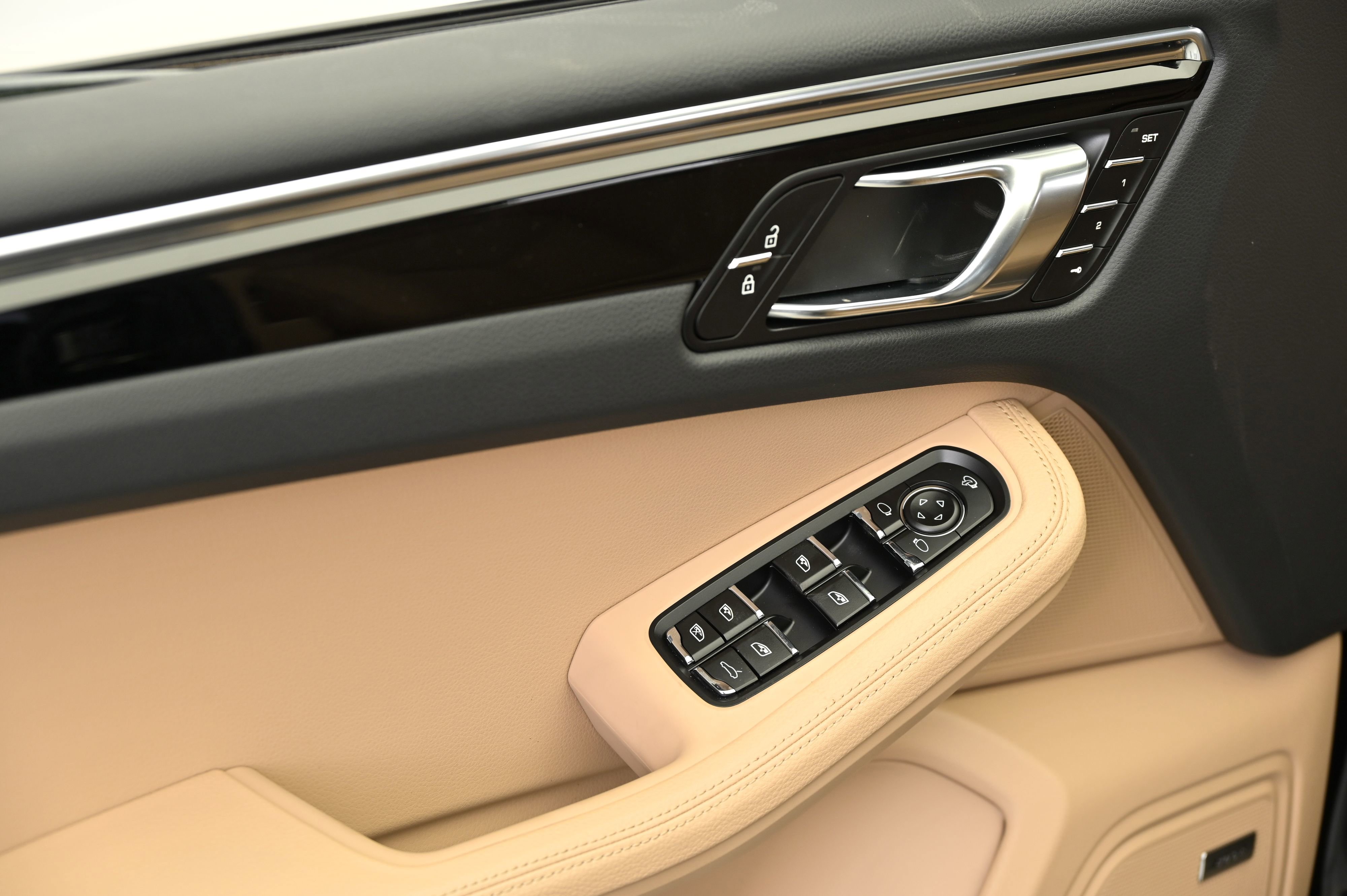 Certified 2025 Porsche Macan image 35