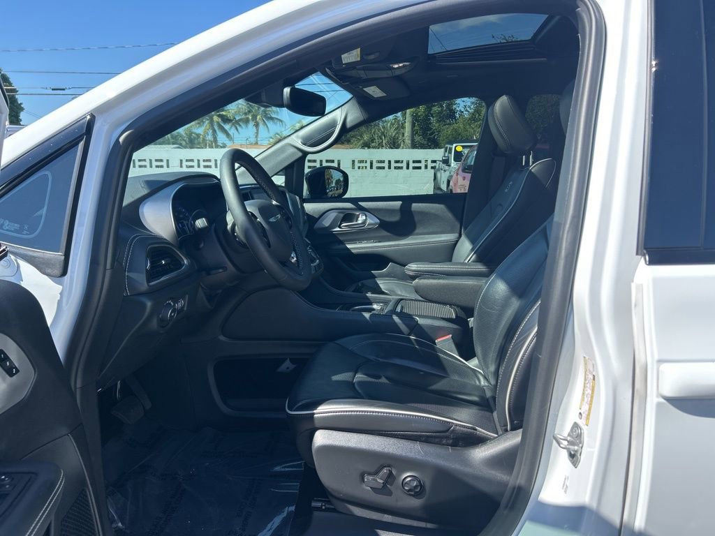 Used 2024 Chrysler Pacifica Limited w/ S Appearance Package image 9