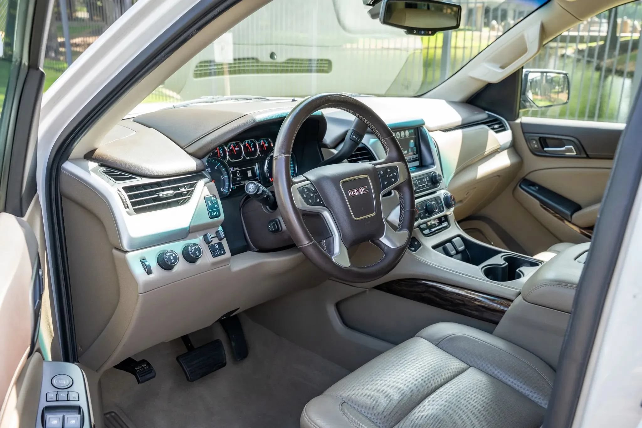 Used 2020 GMC Yukon SLT w/ Premium Edition AWD/4WD image 10