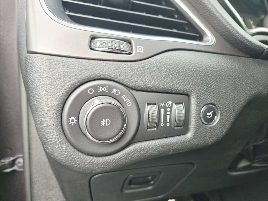 Used 2019 Jeep Cherokee Latitude Plus w/ Comfort/Convenience Group AWD/4WD image 36
