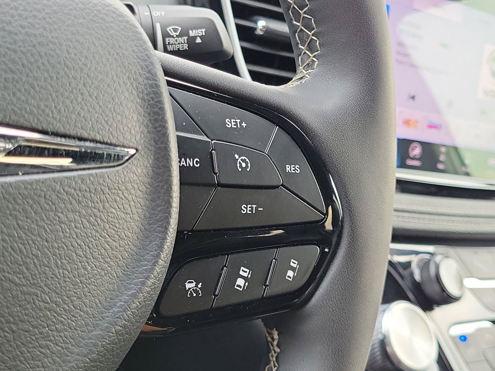Used 2025 Chrysler Pacifica Limited FWD image 13