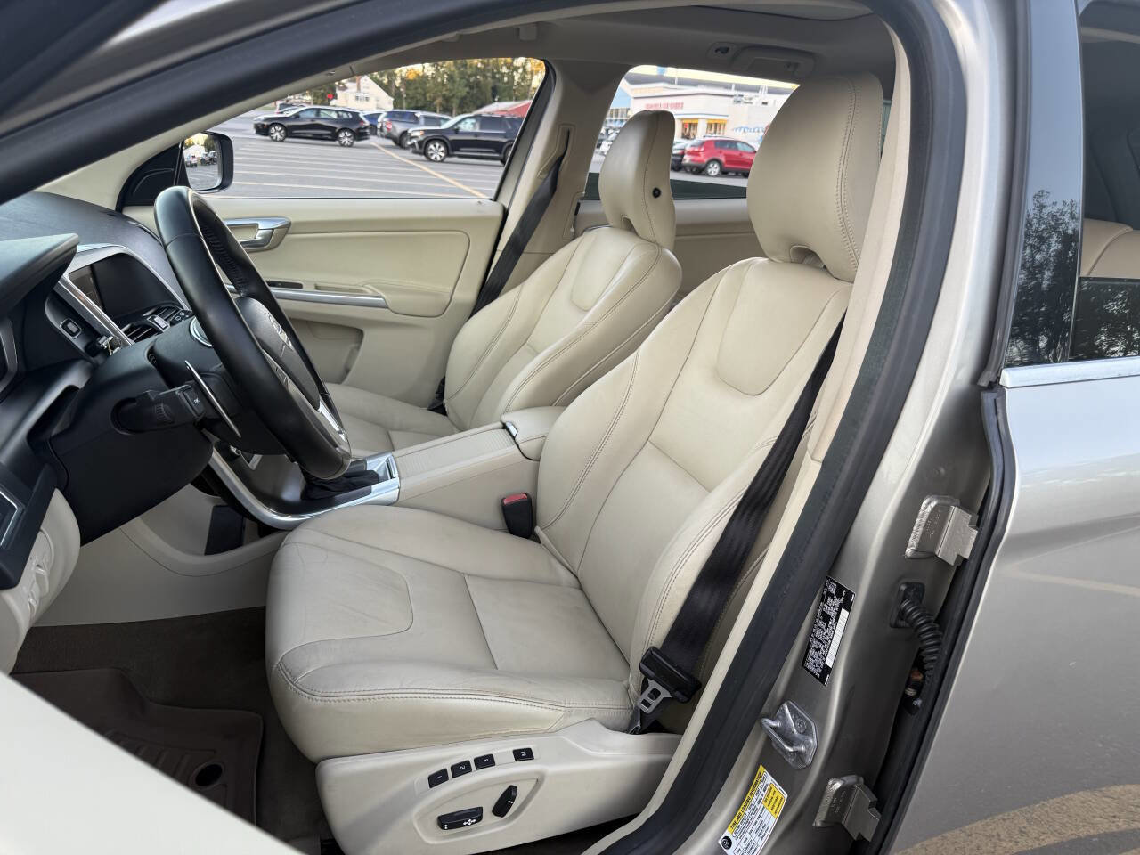 Used 2015 Volvo XC60 T6 image 10