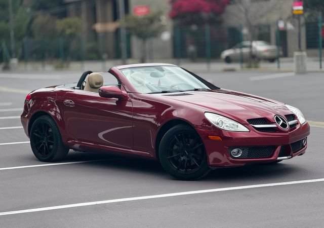 Used 2010 Mercedes-Benz SLK 300 image 2