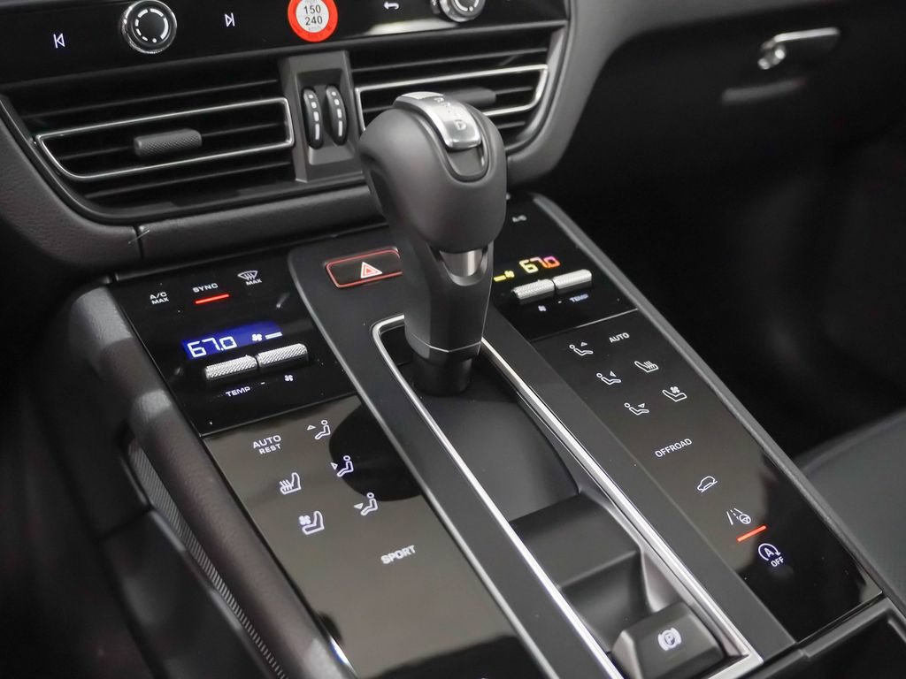 Certified 2026 Porsche Macan AWD/4WD image 24