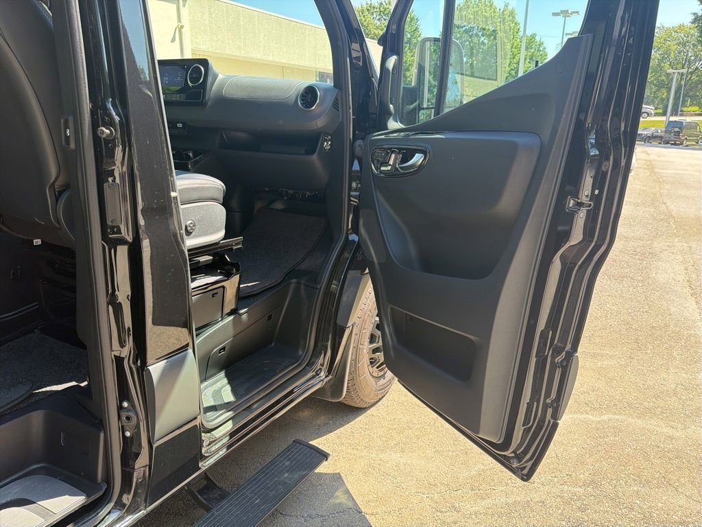 Used 2024 Mercedes-Benz Sprinter 3500 image 30