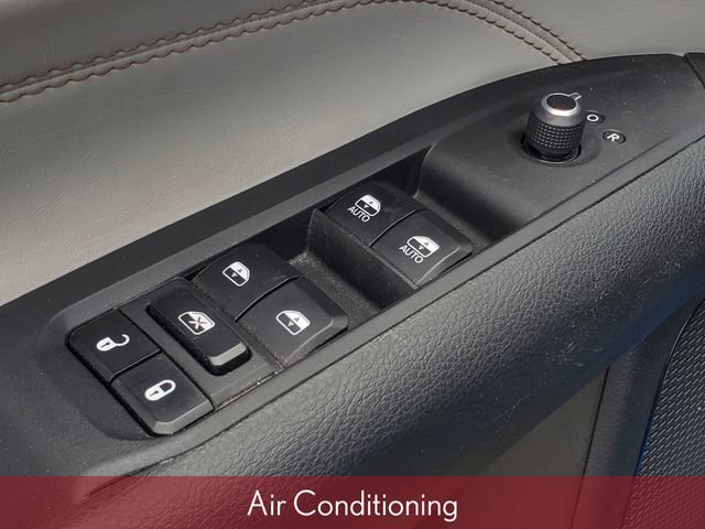 Used 2023 Jeep Compass Limited w/ Sun and Sound Group AWD/4WD image 12