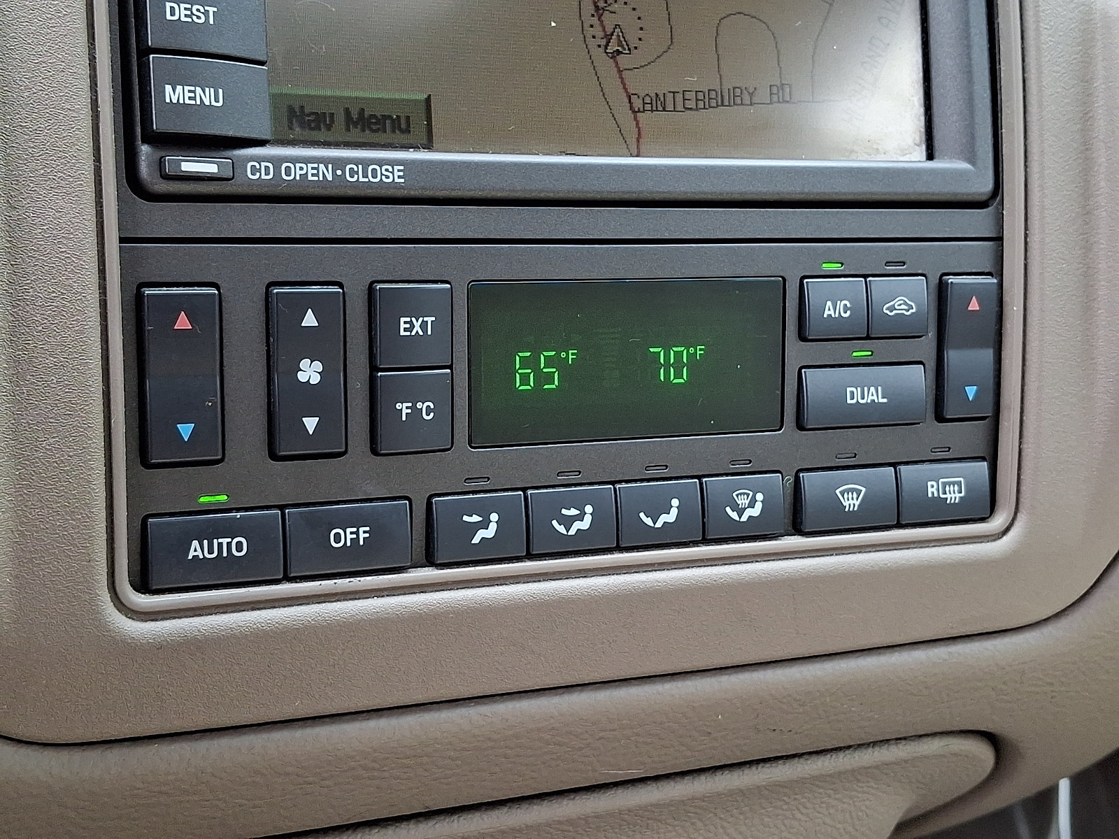 Used 2004 Lincoln Town Car Ultimate RWD image 16