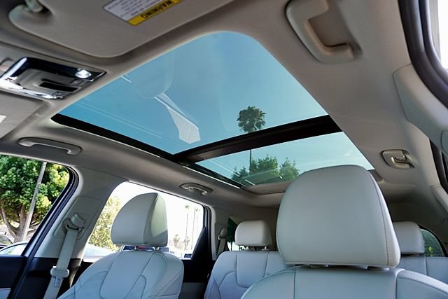 Used 2025 Kia Sorento EX w/ Panoramic Sunroof Package FWD image 17