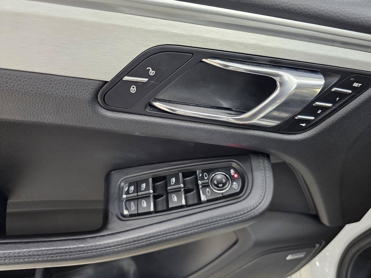 Used 2017 Porsche Macan Turbo AWD/4WD image 40