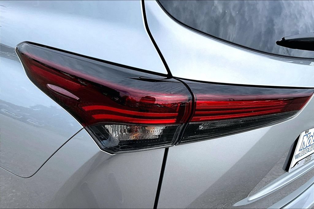 Used 2025 Toyota Highlander XLE AWD/4WD image 31