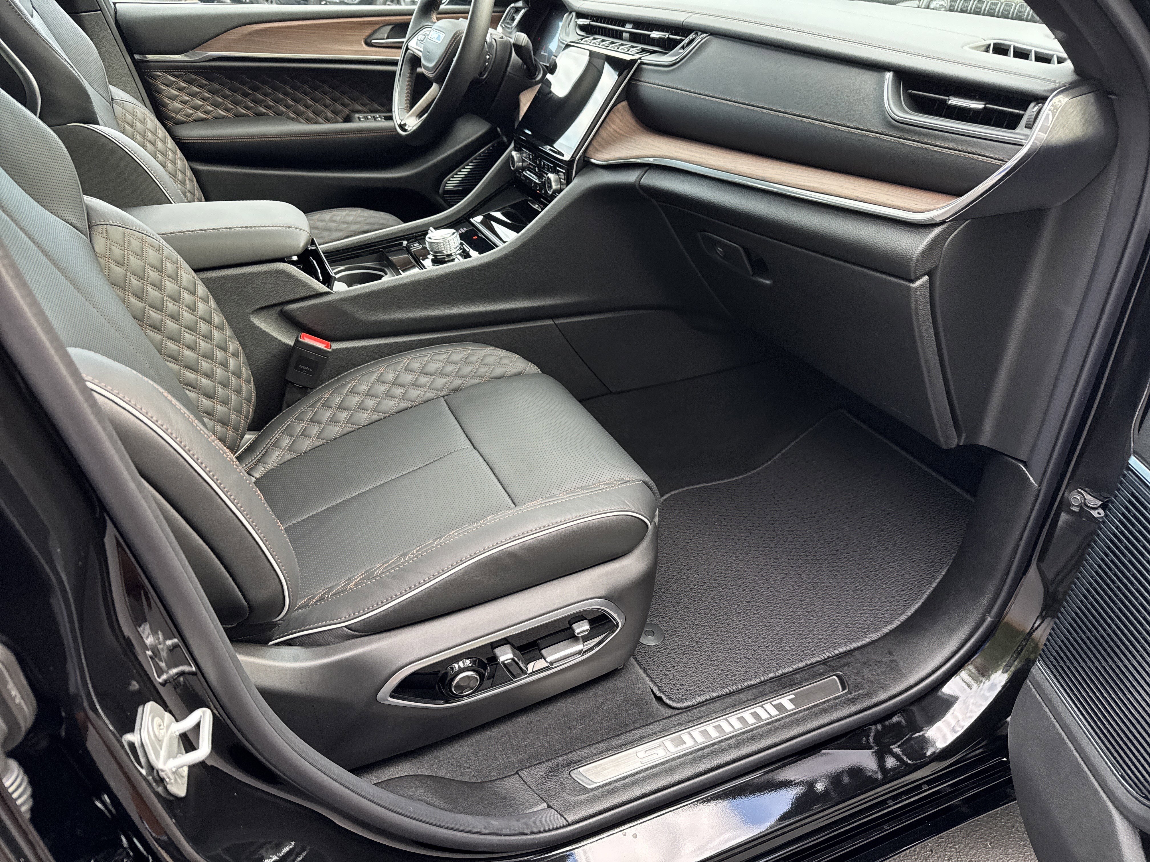 New 2025 Jeep Grand Cherokee L Summit w/ Obsidian Package image 18