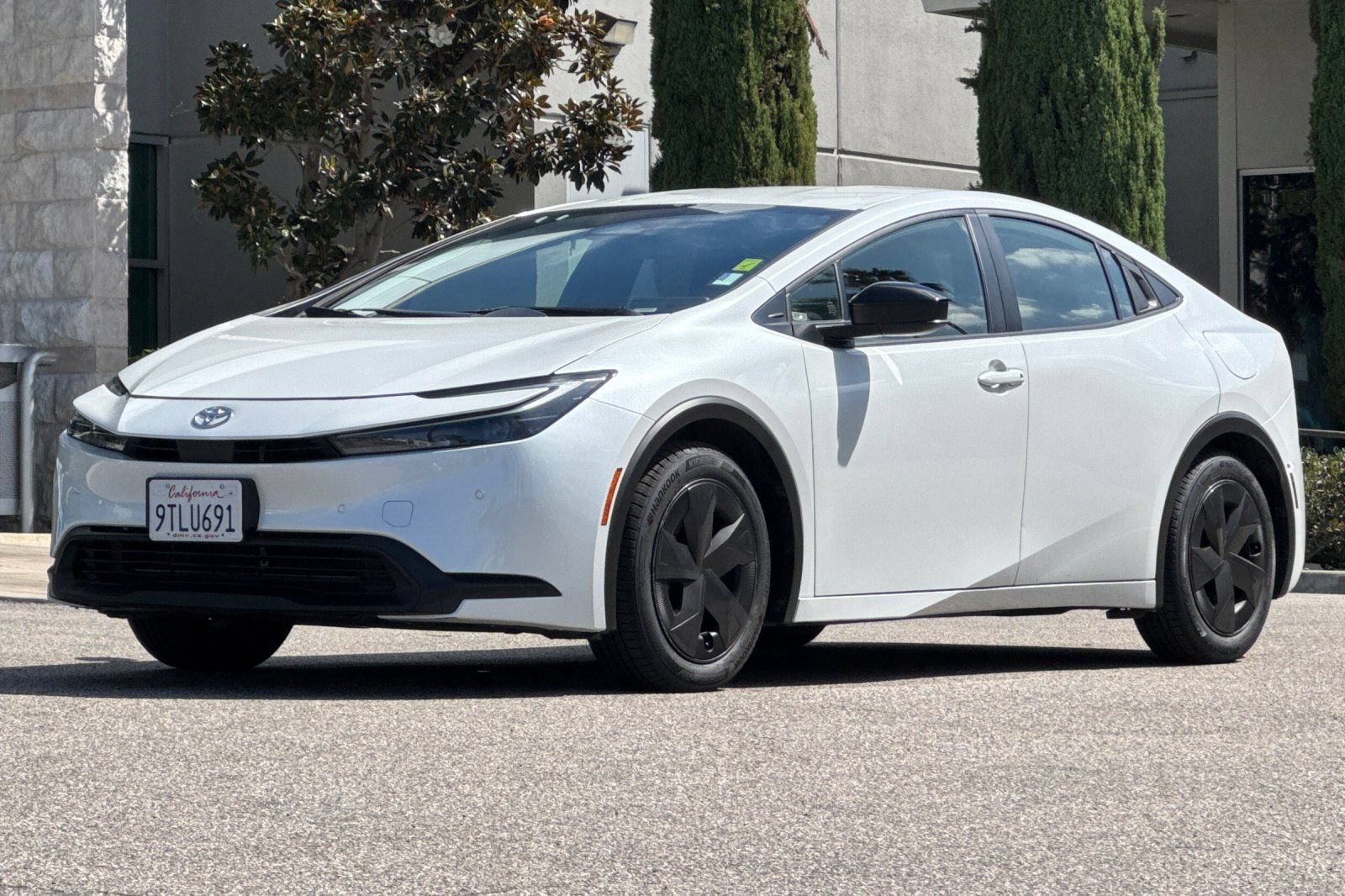 Used 2025 Toyota Prius LE FWD image 8